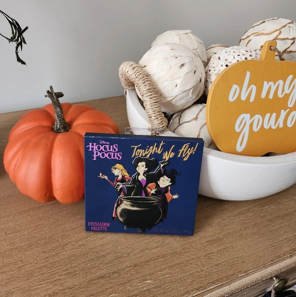 NWOT Disney Hocus Pocus Eyeshadow Makeup Palette Tonight We Fly - Picture 1 of 12